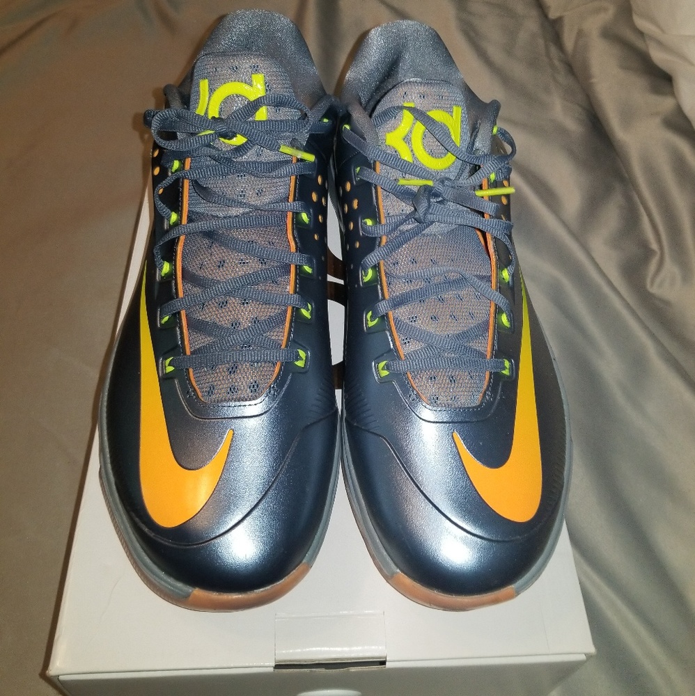 Nike mens basketball shoe size 15